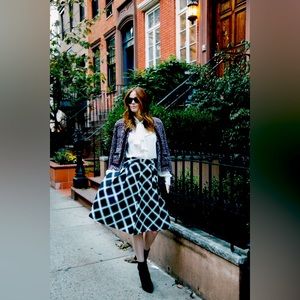 Express black & white A-line skirt size 6 with pockets. Excellent condition